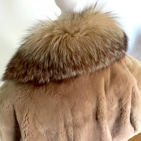 SOLD ;Ladies XL swing back sheared beaver with rare crystal fox trim. - Picture 6 of 7